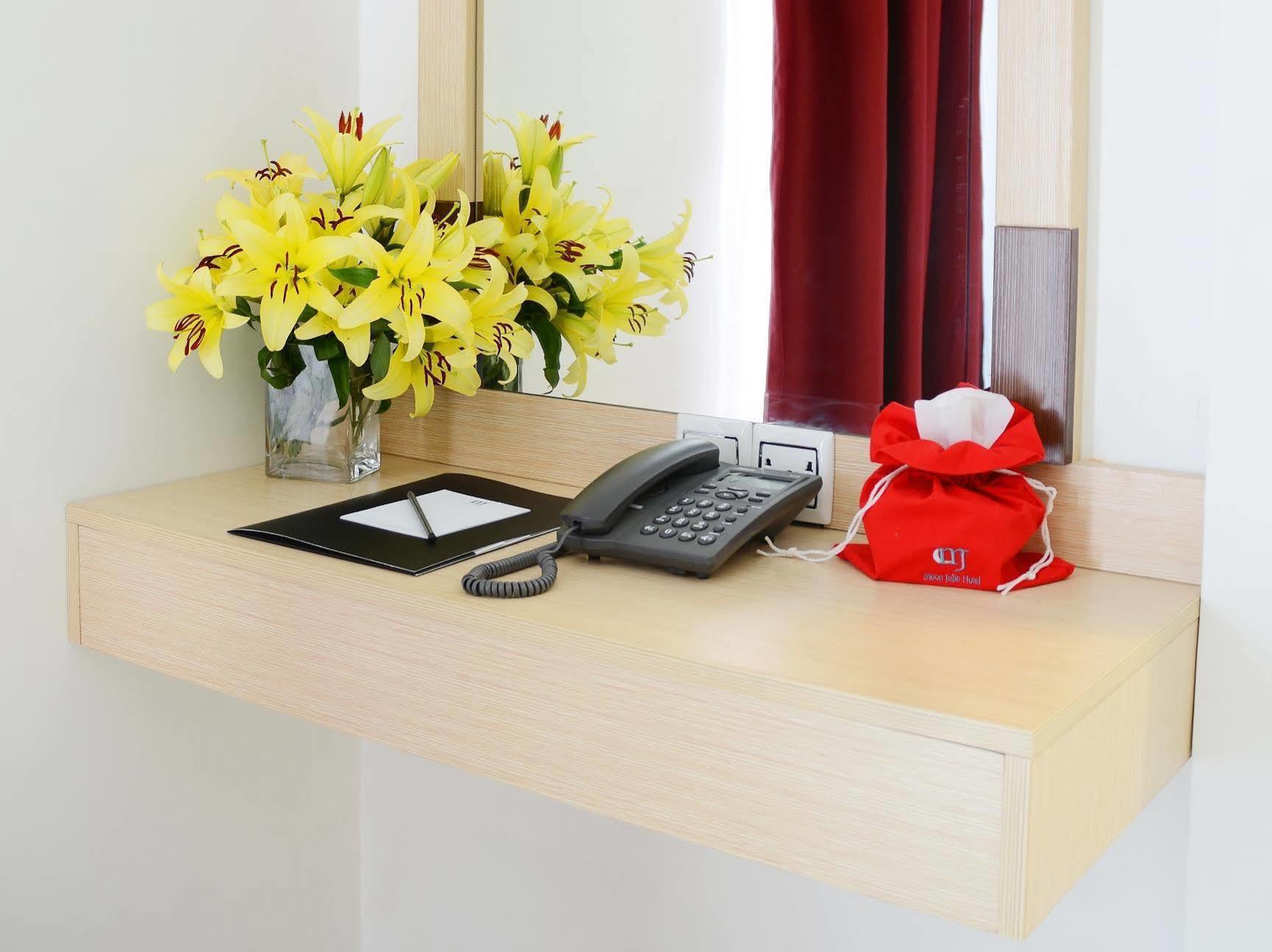 Moon Julie Hotel Sihanoukville Dış mekan fotoğraf